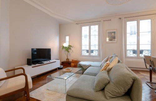 Sophisticated 2BR - Steps to Station - Foto 14