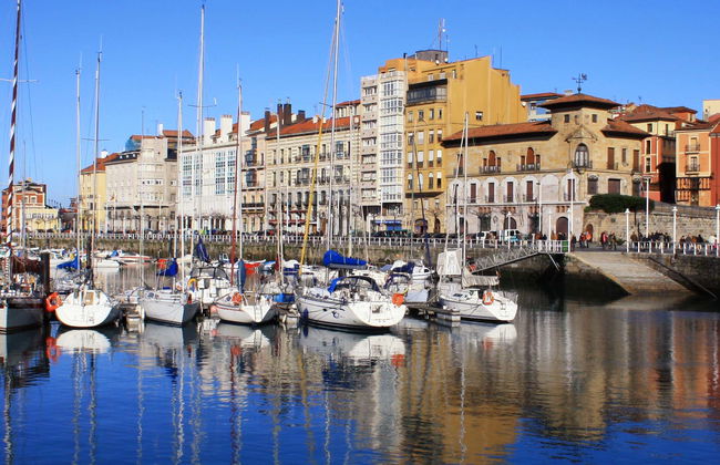 Balade en bateau à moteur sur la côte de Gijón - Photo 1