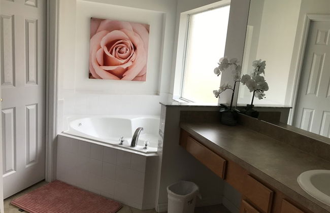 4 Bed and 3 Bath in Perfect Location With Pool by Florida Dream Home - Foto 17