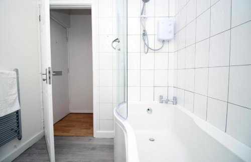 Peaceful 3 Bed Flat with Parking and Balcony by CTO Serviced Apartments - Foto 21