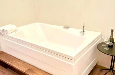 Pantheon Luxury Jacuzzi Apartment - Photo 5