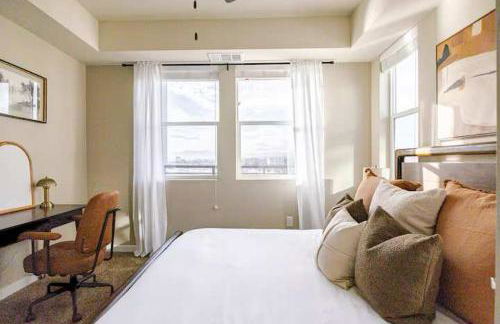 Stunning Water View 2BR · Jacuzzi & Rooftop Lounge - Foto 17