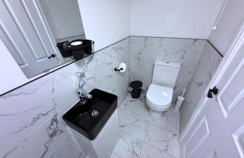 New 3 Bedroom Apartment Next to Station - Foto 4