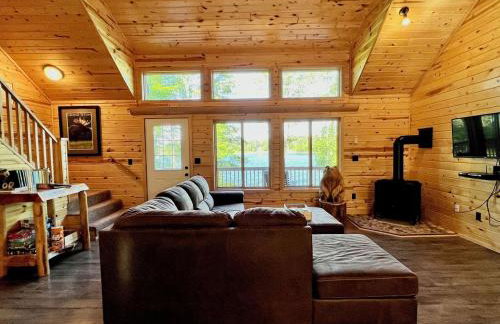 Cozy Lakefront Retreat with Game Room, Outdoor Living and Dock in Wisconsin - Foto 62