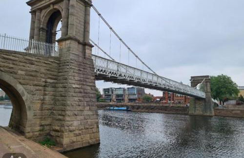 Spacious 2 Bed Village Flat sleeps 4/6 - Photo 22