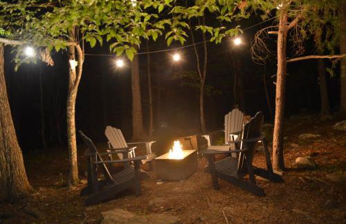 In The Woods - 5 BR Chalet with Game Room, Fire Table and Hot Tub - Foto 3