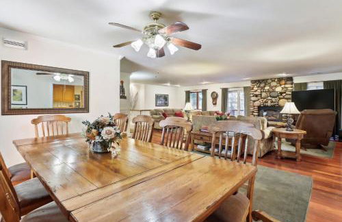 Lake Tahoe Family Home with Hot Tub and Game Room! - Foto 13