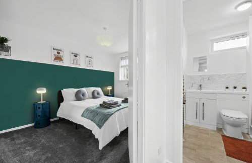 Modern 3BR, Sleeps 6, Great for groups, free parking, fast WiFi - Foto 12