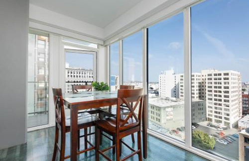Stylish 3BR High-Rise with Pool, Hot Tub & Rooftop Views - Foto 15