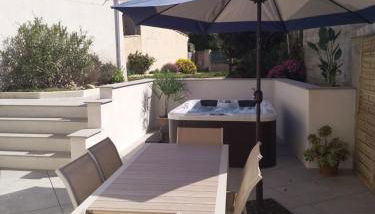 Le Logis du Moulin Gîte avec Jacuzzi, à 800m de la Cité Médiévale - Foto 2