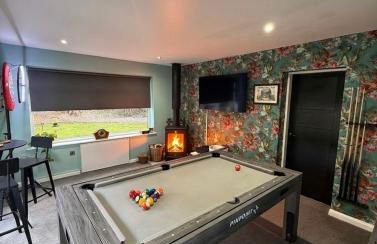 Large stylish home with Games room 5 bedroom sleeps 11 free WiFi and parking - Foto 9
