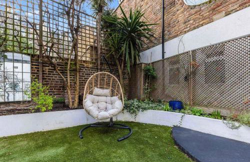 Beautiful 3-Bedroom House with Garden and Rooftop Retreat - Foto 16