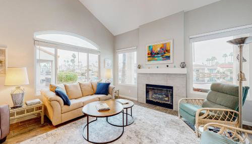 Lake view desert stay with pool, patio, grill, & smart TVs - snowbird-friendly - Foto 4