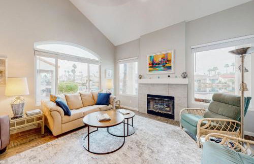 Lake view desert stay with pool, patio, grill, & smart TVs - snowbird-friendly - Foto 4