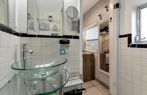 Quiet Corner Suite Heated Pool & 2 mins 2 beach - Foto 22