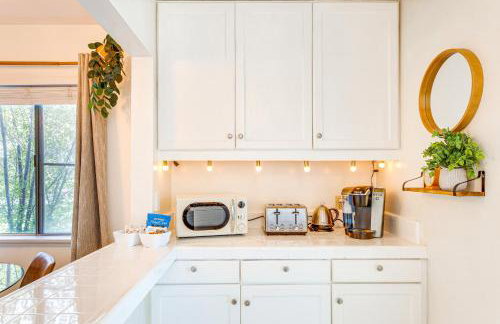 2 Mi to Griffith Park Chic Home with Private Patio - Foto 11