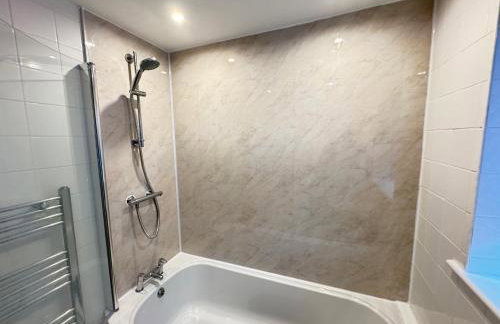 The Vogue Stay, 3 Bedrooms, 2 bathrooms, Ideal for JR & Oxford Hospitals, FREE CarPark, Conveniently located for Ring Road access, 2 miles from Oxford City Centre easy car & bus route - Foto 10