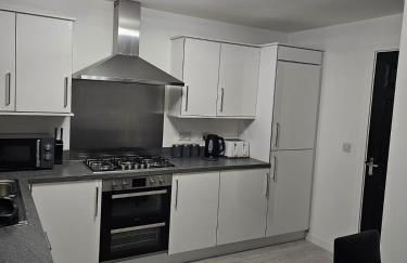 Superb 3 Bed Home Away from Home in Glasgow, just off M8 with free parking - Foto 78