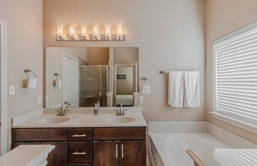 The Castle! by the Lake with Pool & Balcony West Plano - Foto 15