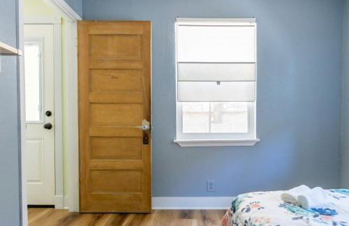 Authentic ATX Gem with Cowboy Pool, Vibe with Downtown & Local Eateries - Foto 19