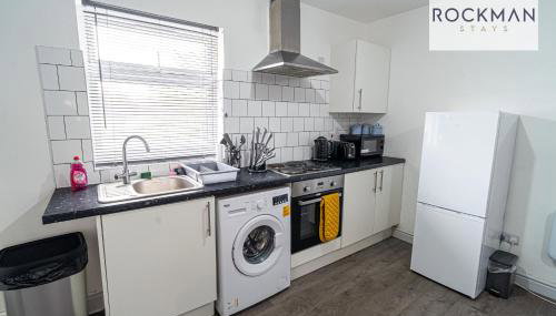 Ten Cromwell - FREE PARKING - Spacious 3 Bedroom Contractor Home - Central Grays Close to Station and Shops - Fast Wi-Fi - Long Term Stays - Foto 3, dishwasher