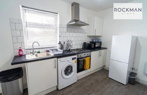 Ten Cromwell - FREE PARKING - Spacious 3 Bedroom Contractor Home - Central Grays Close to Station and Shops - Fast Wi-Fi - Long Term Stays - Foto 3