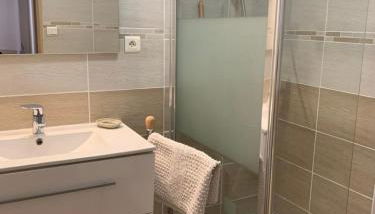 APPARTEMENT CENTRE VILLE PARKING COUVERT WIFI BALCON - Photo 3, Shower