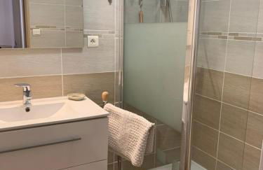 APPARTEMENT CENTRE VILLE PARKING COUVERT WIFI BALCON - Foto 3