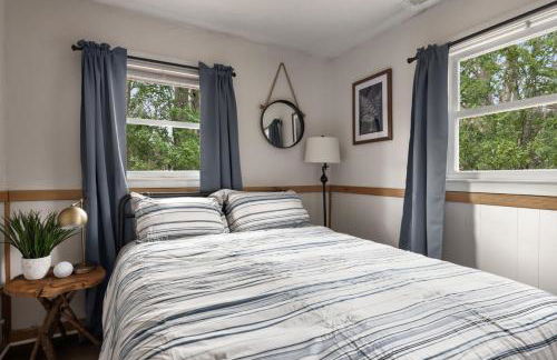 Cozy cabin w hot tub, fire pit & pet-friendly - Foto 27