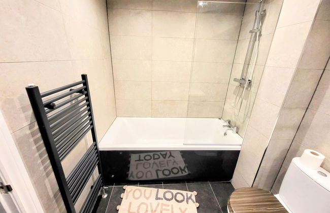 Large Modern House with Parking - Photo 62