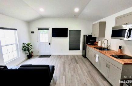 All modern Studio with private entry & parking. - Foto 1