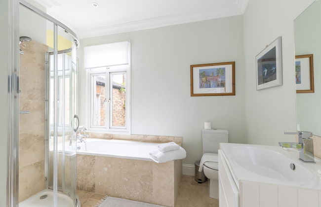 JOIVY Charming 3 bed house with a rooftop terrace - Photo 23