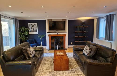 Large 4-bed house for up to 7 guests w 2x parking - Foto 1