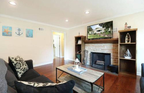 Chain O Lakes Nautical 4Bed 3Bath Waterfront with Bonus Room, Large Deck and Hot Tub - Foto 33