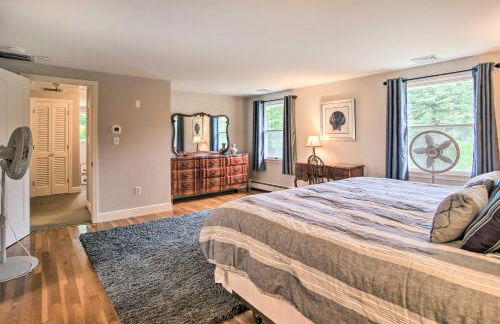 Deck and Grill, Walk to Beaches! Falmouth Retreat - Foto 62