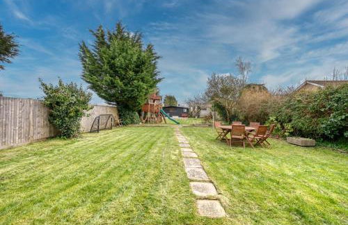 LONG TERM STAY SPECIAL OFFER AVAILABLE! 5-Bedroom Spacious, Stunning Design, Sociable Areas & Cosy House Near South Downs Park, Sleeps 11 with GAMES Room, PRIVATE PARKING and GARDEN - by Blue Puffin Stays - Foto 19