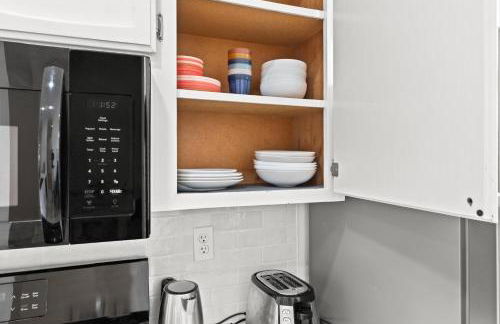 Recently Upgraded House with King Suite, quiet NBHD, Fast Wifi, and Yard - Foto 36