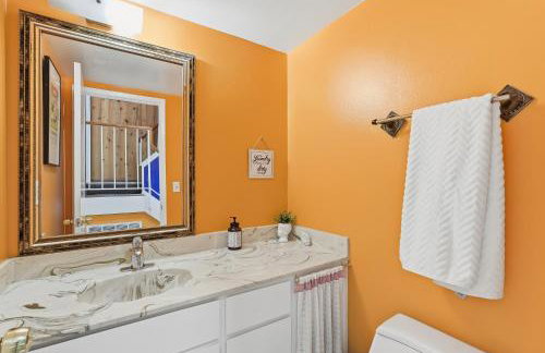 Colorful and Cozy Haven with Heated Pool - Foto 7