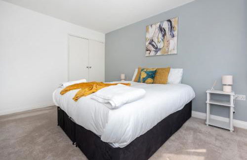 Beautiful Orpington Home w Pool Table and Driveway - Photo 6