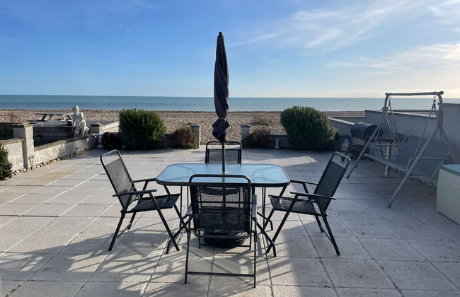 Contemporary Beachfront Bungalow With Direct Access to the Sea - Foto 1