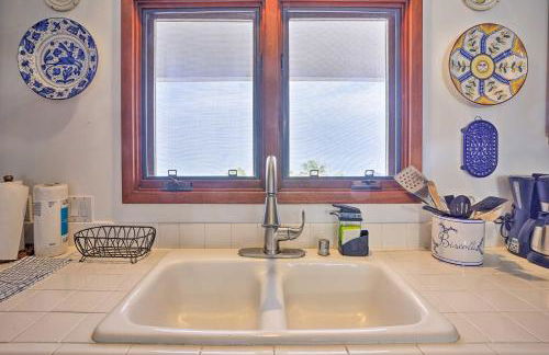 Quiet Avalon Getaway Villa with Ocean View and Balcony - Foto 14