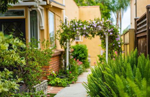 Sunlit La Jolla Village Gem with Peak Ocean Views - Photo 38