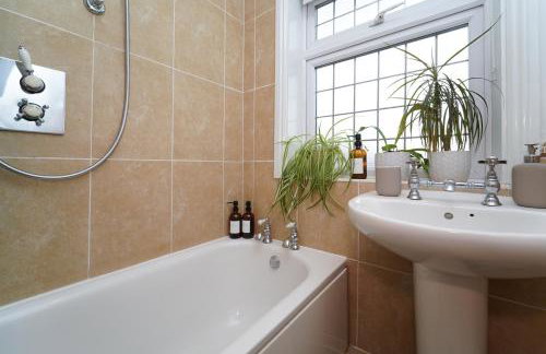 Gaia Cottages 3BR Home with Parking,WIFI,Garden,EV & Desk - Foto 16