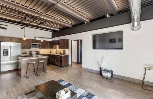 NEW 1BR Luxury Condo Private Balcony 303 - Foto 1