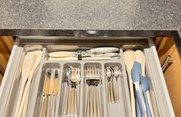 The Vogue Stay, 3 Bedrooms, 2 bathrooms, Ideal for JR & Oxford Hospitals, FREE CarPark, Conveniently located for Ring Road access, 2 miles from Oxford City Centre easy car & bus route - Foto 51