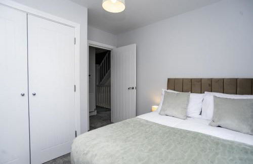 Central Telford Home - Sleeps 8 - Private Parking - Photo 5