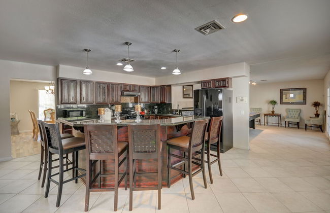 Luxurious 4BR House with Large Pool Near Strip - Foto 32