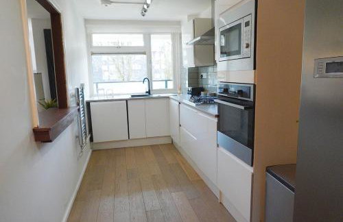 Abbey Road 4 Bed Home - Garden, Parking, Sleeps 11 - Foto 4