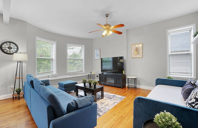 Spacious 3-Bedroom with King Bed - Photo 1