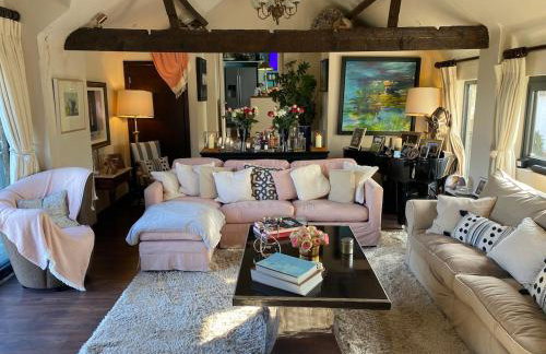 Upper House Stunning Country Home - Photo 3